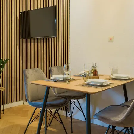 Charmant, Zentral Mit Parkplatz